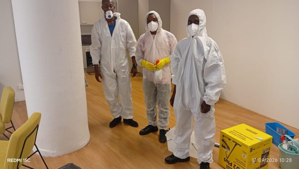 Techniciens équipés pour la décontamination après débordement d'eaux usées